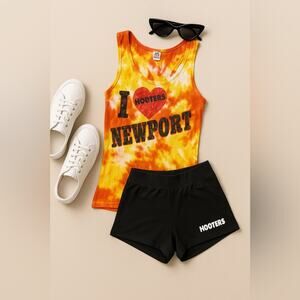 🔥RARE HOOTERS Outfit Set – “I ❤️ Newport” Tie-Dye Tank + Classic Black Shorts🔥